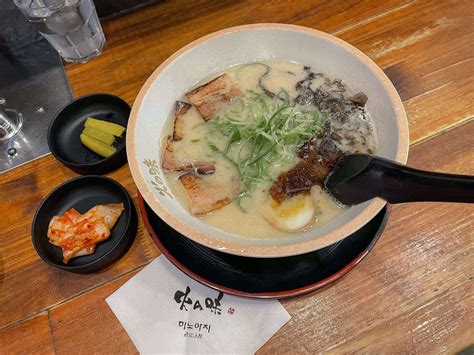  Hakata Ramen - Ein köstliches Erlebnis zwischen cremiger Brühe und zarter Nudelkonsistenz!