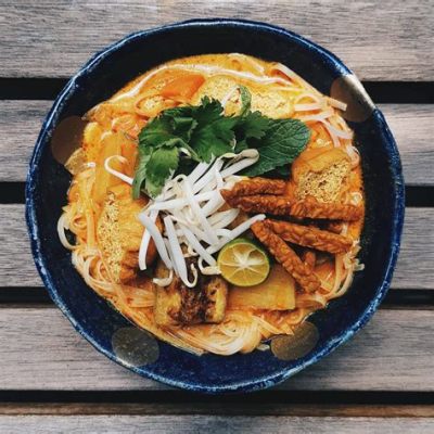  Curry Mee - Eine deftige Gewürzbombe mit cremiger Kokosmilch und knusprigem Garnitur!