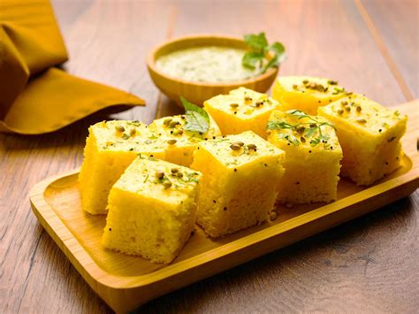  Dhokla: Ein dampfendes, würziges Erlebnis für die Geschmacksknospen!