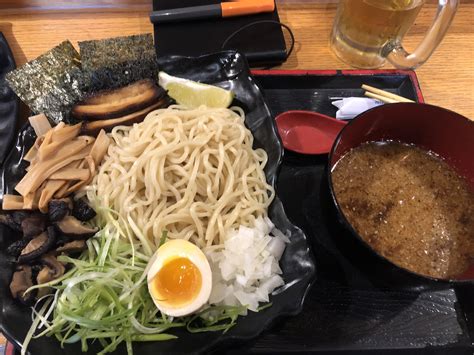  Hakata Ramen: Ein köstliches Umami-Erlebnis mit perfekter Nudeltextur!