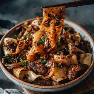  Handgeschlagene Nudeln mit Lammfleisch in scharfer Tomatensauce: Ein kulinarisches Feuerwerk aus Yinchuan!