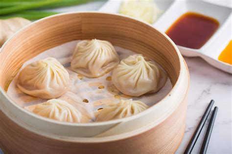  Jiaxing Xiaolongbao: Ein zarter Dampfgenuss mit würziger Füllung – Wie werden die legendären Dim Sum zubereitet?