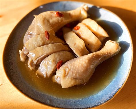  Shaoxing Drunken Chicken: Verwöhnender Geschmacksgenuss von marinierten Hähnchenstücken und einem Hauch betörender Reiswein-Aroma