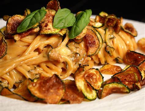  Spaghetti alla Nerano! Ein cremiger Traum aus Zucchini und Provolone